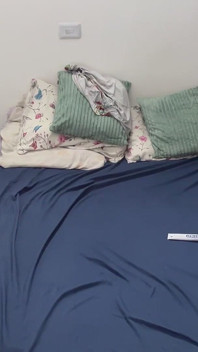 Gordas em sua cama se masturbando e fumando
