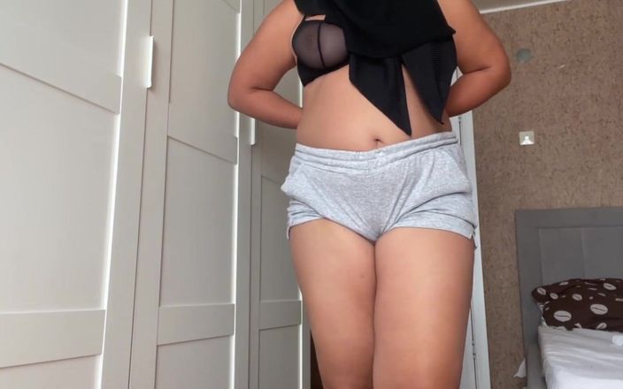Lux Eva: Une Arabe en hijab en short court a un orgasme...