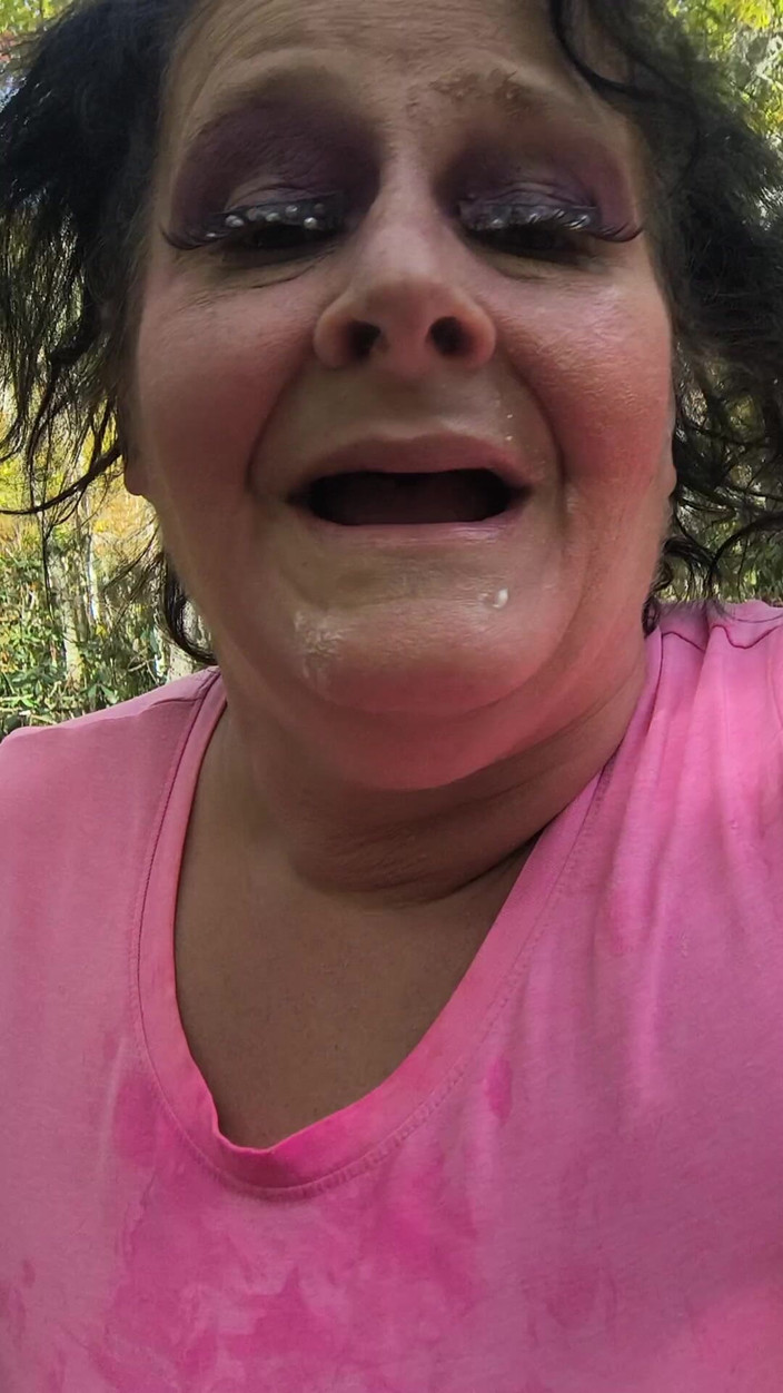 HerculesnVENUS: Il meccanico sta lavorando sulla sua macchina lei mangia il...