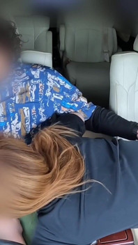Der Ehemann beobachtet das Spiel. eine verheiratete frau gibt eilend ein im auto