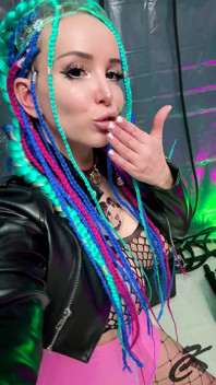 Cyberpunk en primer plano - Qos grande detrás de escena