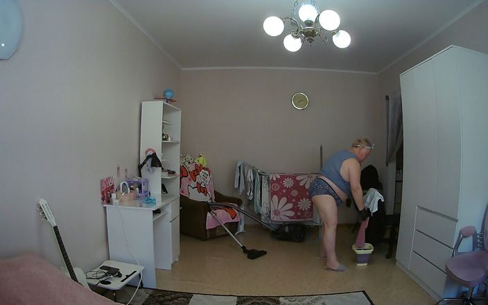 Sweet July: Une belle-mère nettoie la chambre à poil