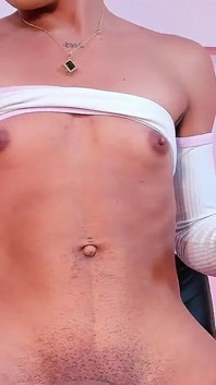 Krásný trans twink masturbuje pro tebe