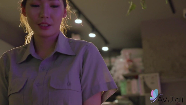 AV Jiali: 性感军官李志燕说服饥渴的男人参军