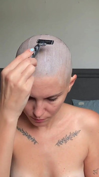 Я полностью лысая! Я брею свою голову с Clippers и бритва, стирая это и касаясь крупным планом