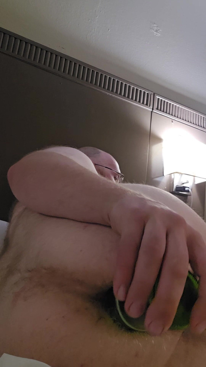 Hairy Cubb: 호텔에서 병으로 내 엉덩이 따먹기