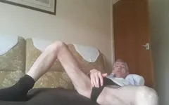 Masturbation sur le canapé...