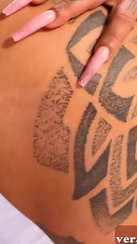 Erocom Date - Modelo Alemana De Tatuajes De Tetas Grandes Hace Una Cita a Ciegas