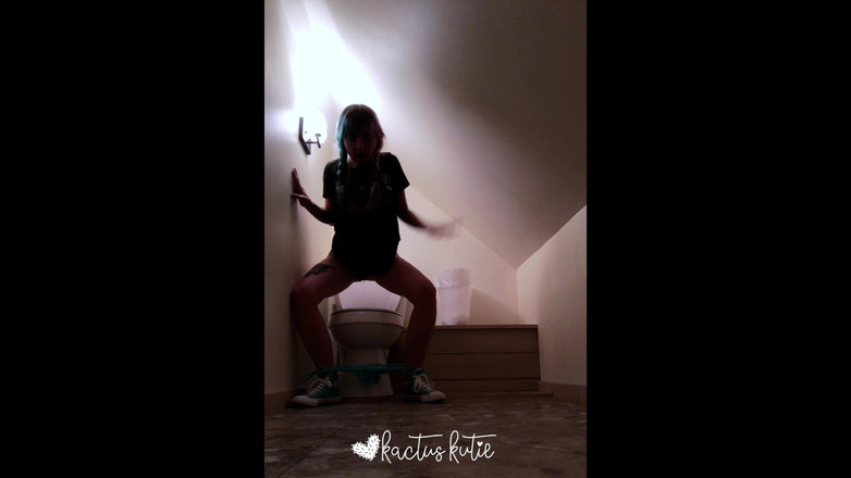 kactus kutie: Pisciare in un bagno spooky nell'attico