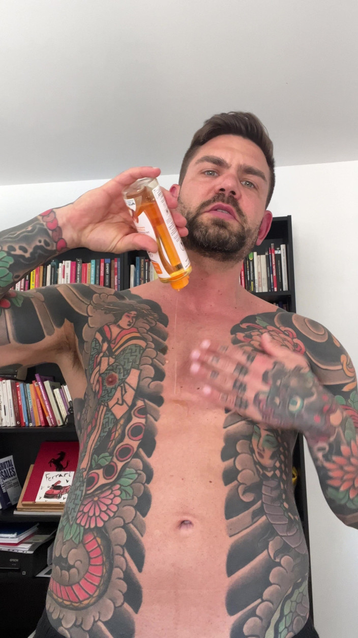 Juan Lucho Gay: Wytatuowany Hiszpański mężczyzna