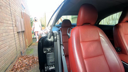 Kelly cd: Kelly cd jugando en el coche