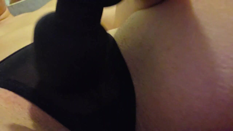 Ana Liz: Sexy MILF Klitoris Orgasmus Přes Kalhotky S Pomocí Vibrátoru..