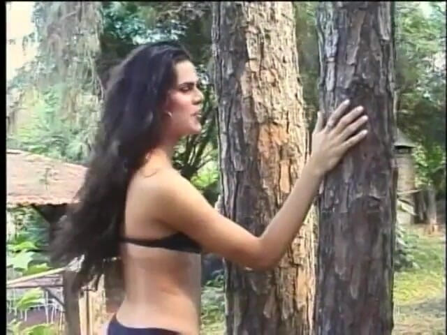 Hot TRANSformations: La bella trans katia bruciando il sole accarezza il cazzo...