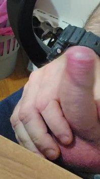 큰 고환이 달린 멋진 자지 손으로 자위했어요