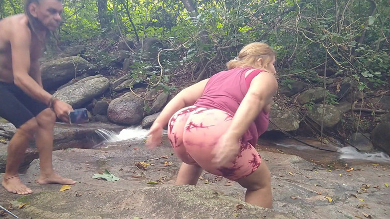 Tomsorte: Une MILF se fait baiser dans les bois