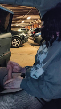 지하 주차장에서 위험한 섬광과 사정