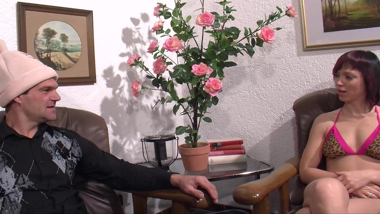 Enjoy German porn: Cô bé gợi cảm chia sẻ cu với con đĩ Đức già...