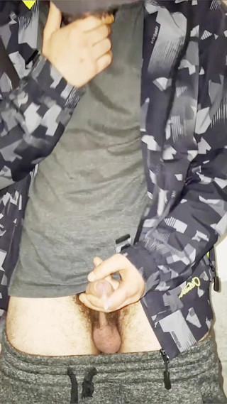 jerkofflover: Quando Inizio a Lavorare La Mattina Presto, Faccio Pipì Nei...