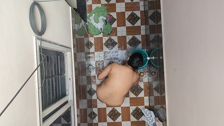 Hot crystal: Komşunun baldızını banyo yapıyor