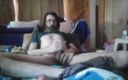 Kinky bisexual guy: Heterosexual flaca se masturba en la cama y consolador en...