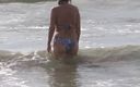 Ardientes 69: 第一次和我老婆的继妹在海滩上做爱，她毛茸茸的阴户上射精