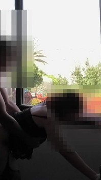 Skamlös MILF vill att grannarna ska se vår Milosevic