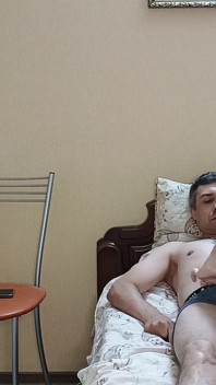 O gospodină cu un dop anal în cur este futută din spate