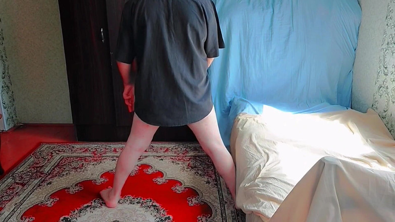 Kitty_Cross: 可爱的 femboy 拿着温暖的杯子，眼睛昏睡