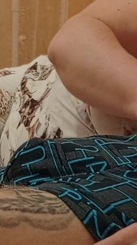 Madrasta com óculos chupa meu pau até gozar