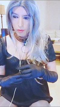 Desfilando com roupas brilhantes, me tocando e sonhando com machos