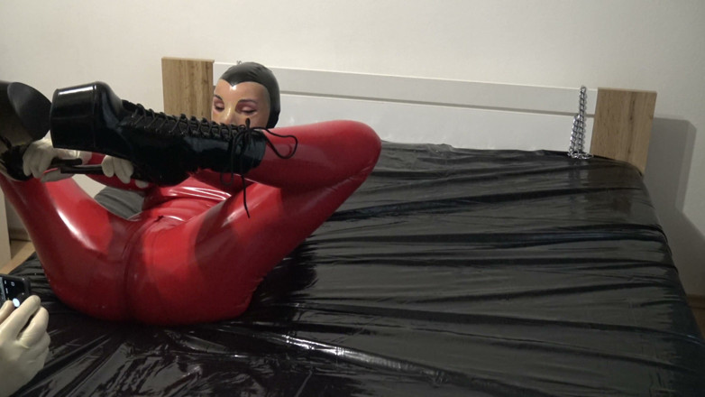 Latex Danielle: ถ่ายรูปในชุดแมวลาเท็กซ์สีแดงด้วยหน้ากากลาเท็กซ์และหน้าโปร่งใส