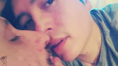 Cha dượng Latinh thích hôn cậu bé ngọt ngào của mình