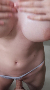 義理の妹が私が彼女にオナニーしているのを見つけ、彼女の膣を擦らせてパンティに射精させてくれました