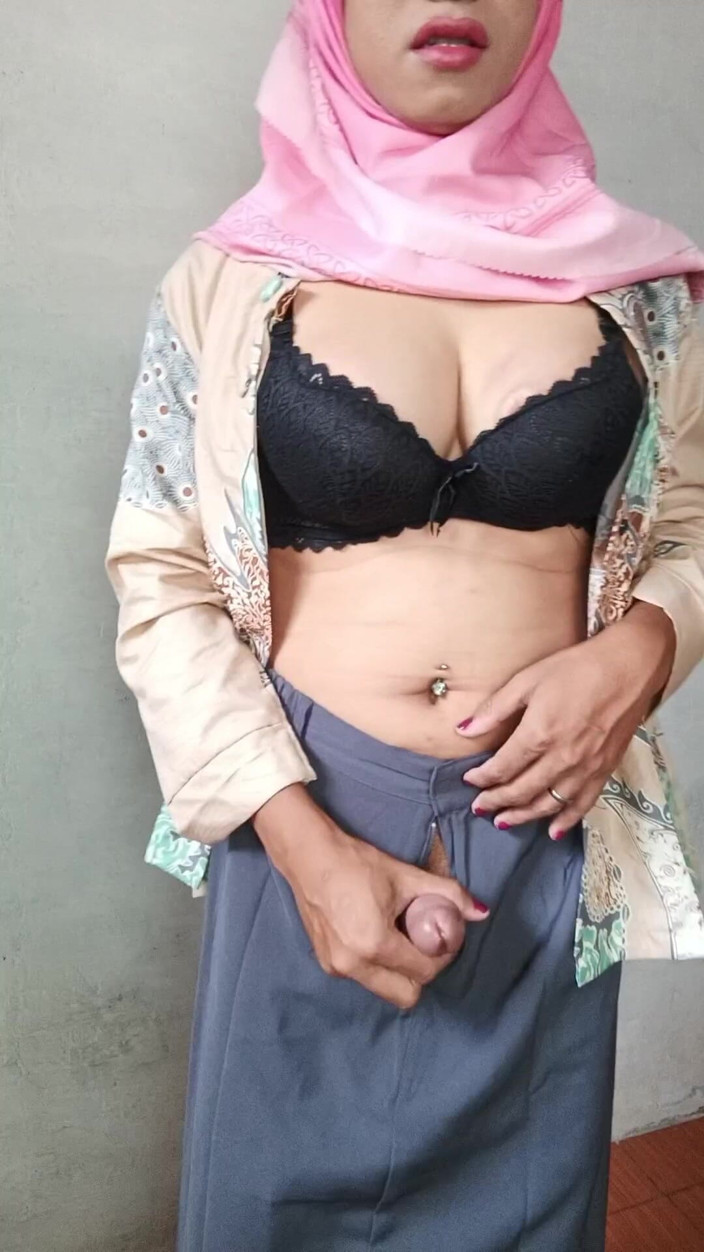 Mitha Zhe: Shemale bertudung berpantat besar, meregangkan pantatnya dengan dildo besar dan...