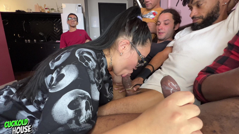 CuckoldHouse: Шаловливая жена отказывается от уборщицы ради группового секса с 4 друзьями ее мужа-куколда