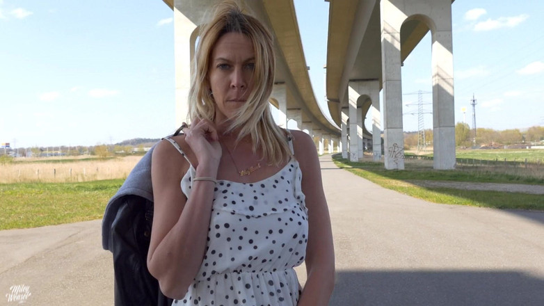 Miley Weasel: Loira recebe publicamente! Bolas de amor!