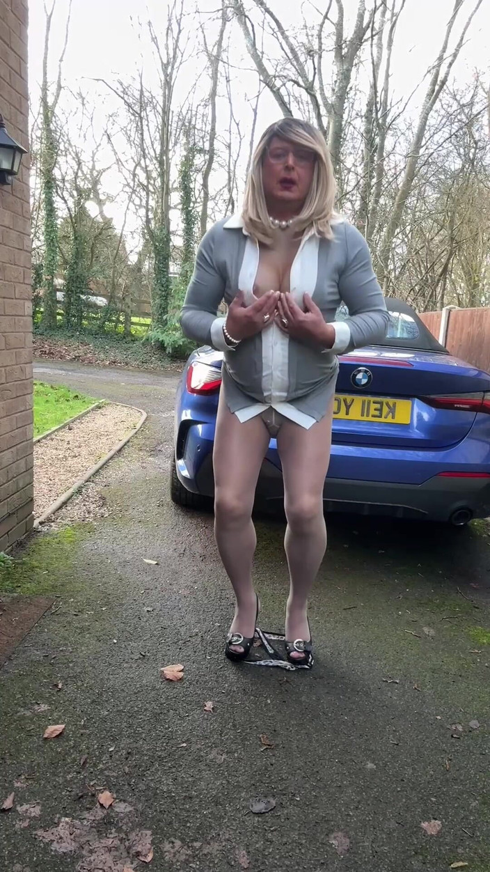 Kellycd2022: 회색 팬티 스타킹과 하이힐을 신은 섹시한 크로스드레서 Kellycd20222