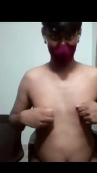 Nude indiano cara se masturba apertando seus mamilos em vantagem