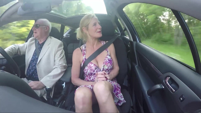 Dirty Doctors Clips: Blinkar och onanerar i bilen