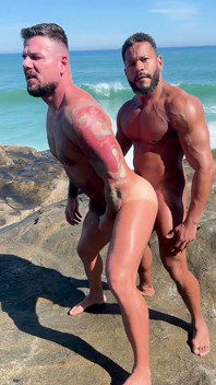 Fodido na praia por um pau preto