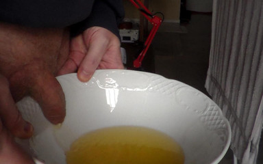 Sex hub male: John chčije na mísu v detailním záběru