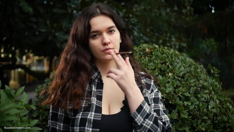Russian Smokers: Sladká a prsatá ruská holka kouří cigaretu v přírodě