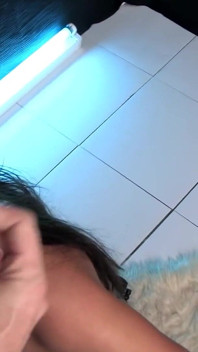 Grote tieten pawg babe Emma Butt rookt sexy en berijdt haar grote blanke pik dekhengst naar hete lading in het gezicht