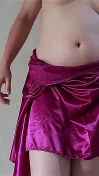 Velmi čistá dívka z Bali, její hobby je opět Colmek - masturbace pomocí mých fialových hedvábných saténových šatů