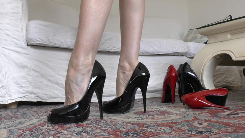 Lady Victoria Valente: Dewi kasut tumit tinggi menunjukkan paten hitam seksinya Peep-toe High...