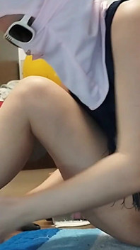 Esposa amateur hace las tareas domésticas desnuda. Coño peludo latina, gran culo, tetas grandes.