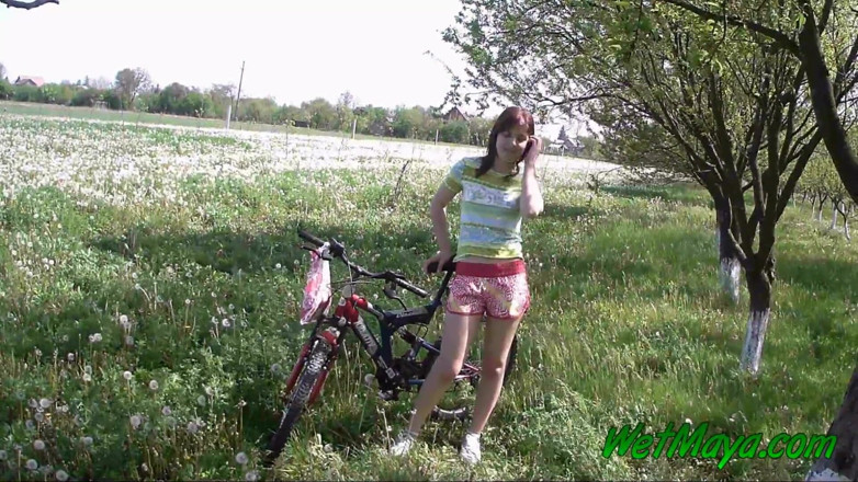 Wet Maya: 自転車でおしっこ