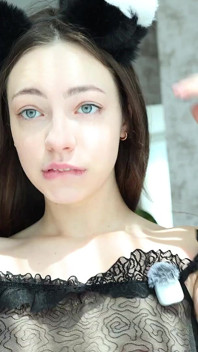 Kitty Ellise avec un plug anal