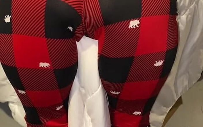 Naelor: Melove, cul sexy dans un pantalon moulant rouge et noir