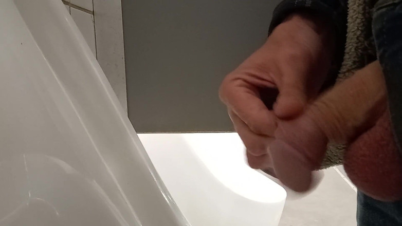 Rockardglans: Rockardglans services pissing and cumming